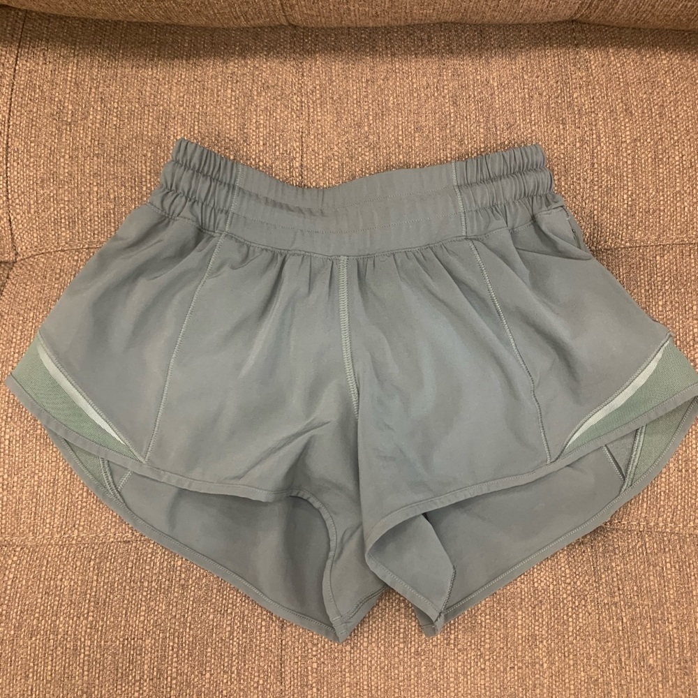 Lululemon Hottie Hot Short 2.5” - green - Sz 2 ☀️